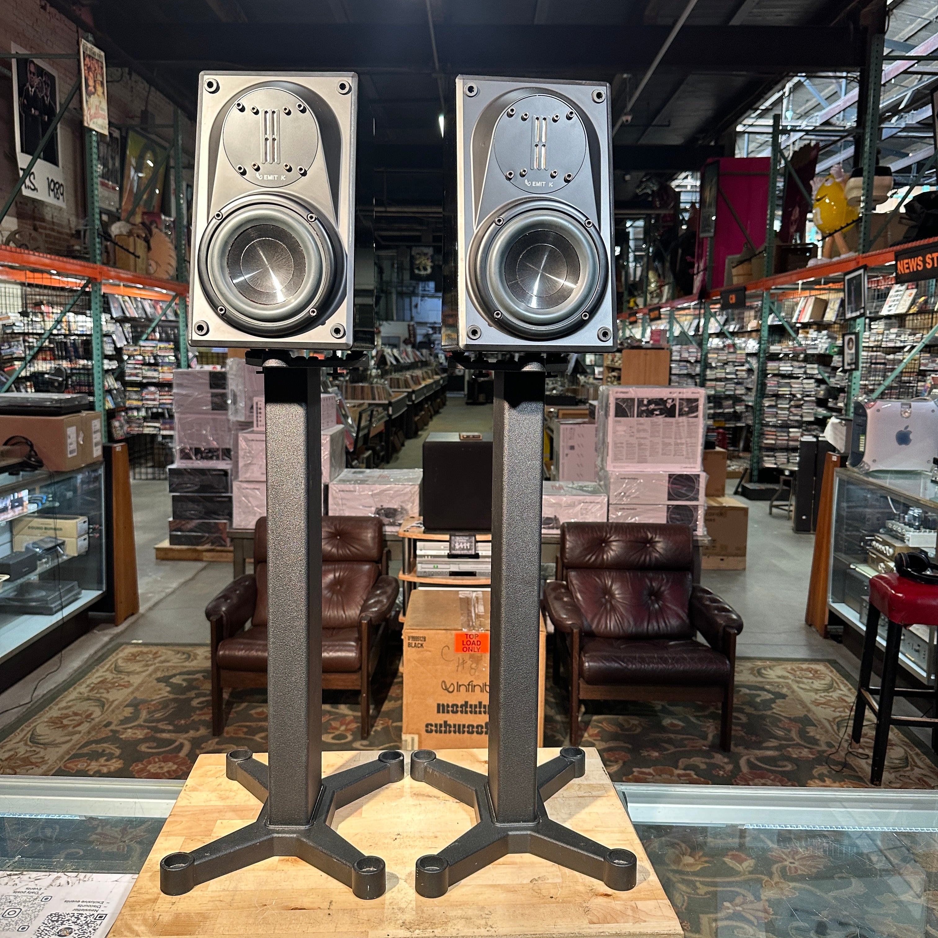 Pre-Owned Pair of Piano Black Infinity Modulus Bookshelf Speaker, Modulus Servo Powered Subwoofer, Control Unit, and Dedicated Stands