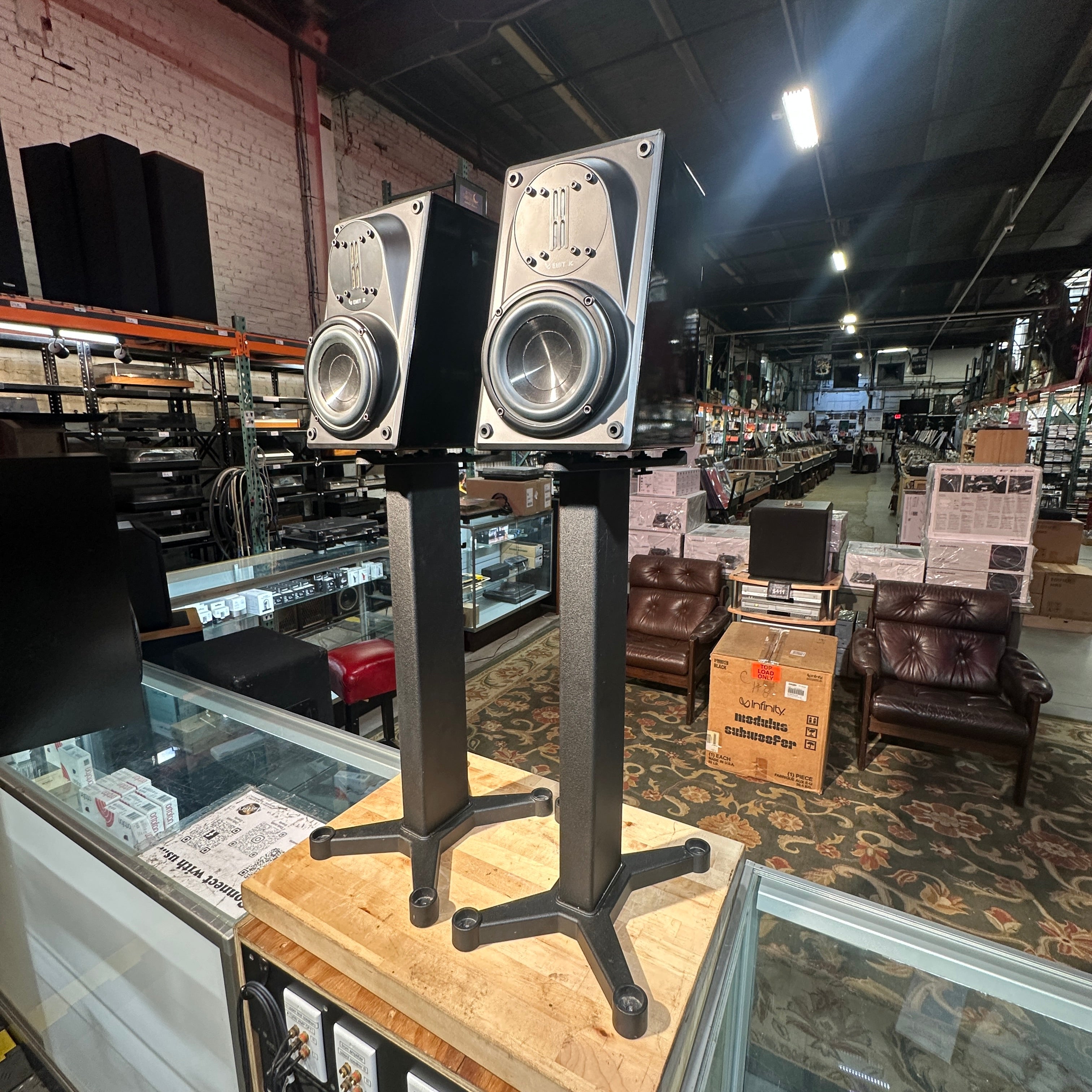 Pre-Owned Pair of Piano Black Infinity Modulus Bookshelf Speaker, Modulus Servo Powered Subwoofer, Control Unit, and Dedicated Stands