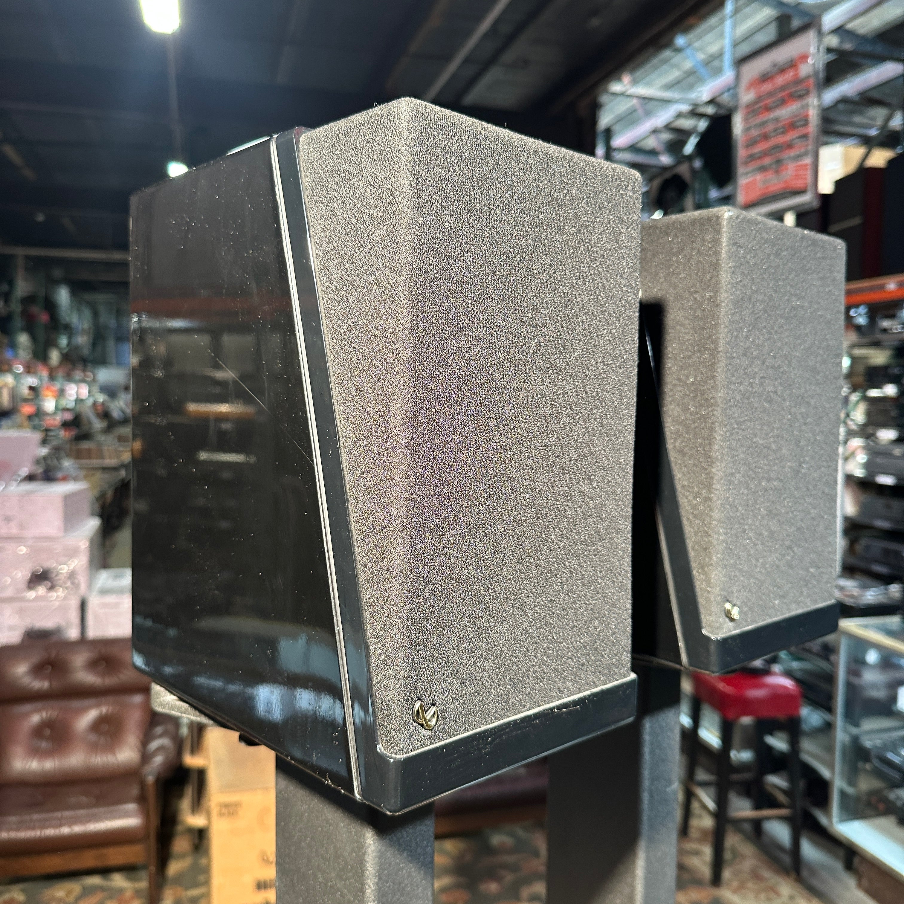 Pre-Owned Pair of Piano Black Infinity Modulus Bookshelf Speaker, Modulus Servo Powered Subwoofer, Control Unit, and Dedicated Stands