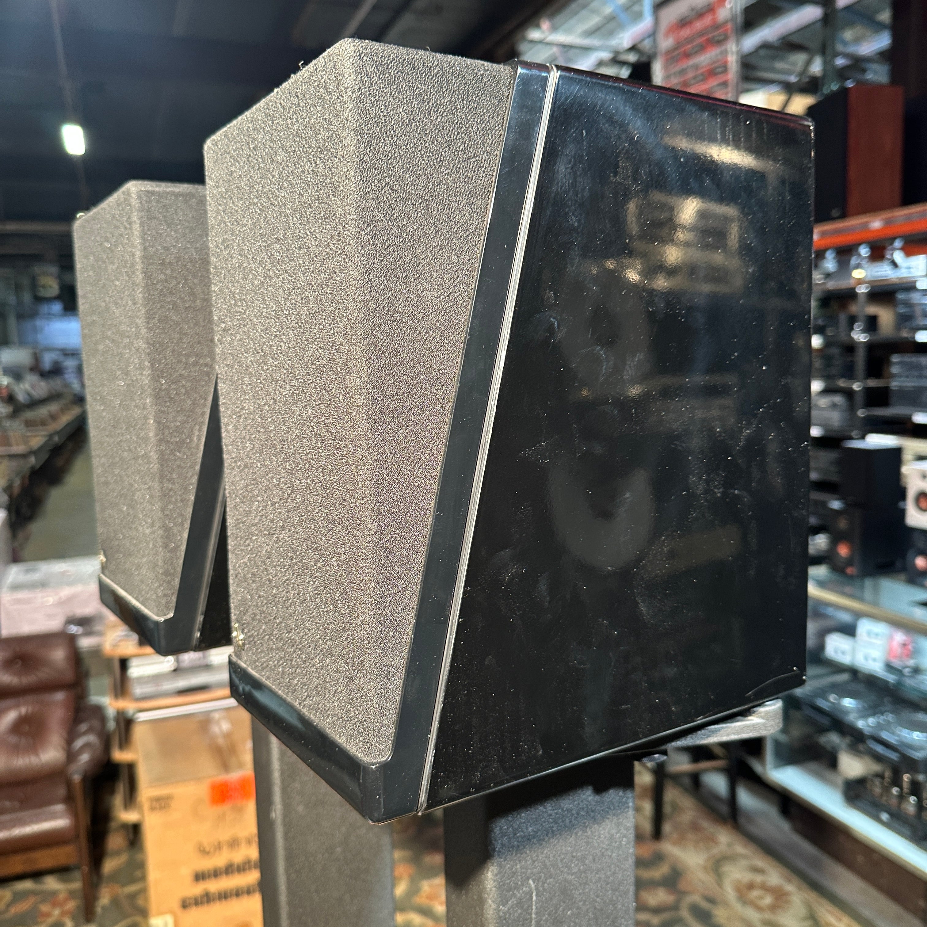 Pre-Owned Pair of Piano Black Infinity Modulus Bookshelf Speaker, Modulus Servo Powered Subwoofer, Control Unit, and Dedicated Stands